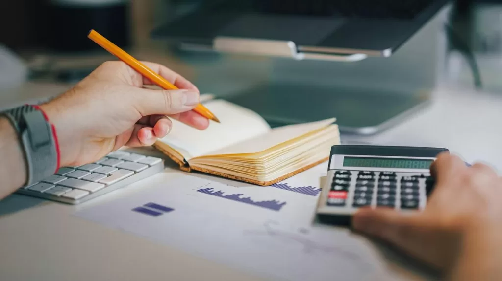 Advogado previdenciário analisando documentos de aposentadoria para corrigir contribuições e planejar o melhor benefício.