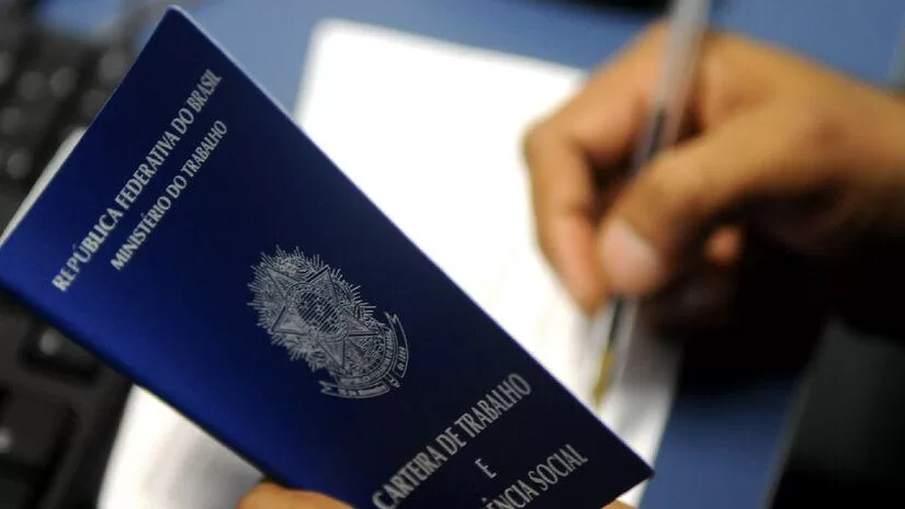 Advogado previdenciário analisando CNIS para verificar tempo de contribuição e carência do segurado.
