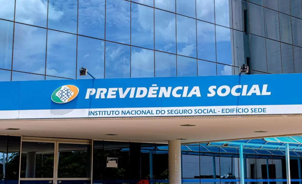 Advogada previdenciária analisando documentos para calcular aposentadoria no INSS.