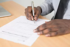 Descubra como a nova regra do INSS para o auxílio-doença permite a concessão por análise documental, agilizando o processo e beneficiando segurados.