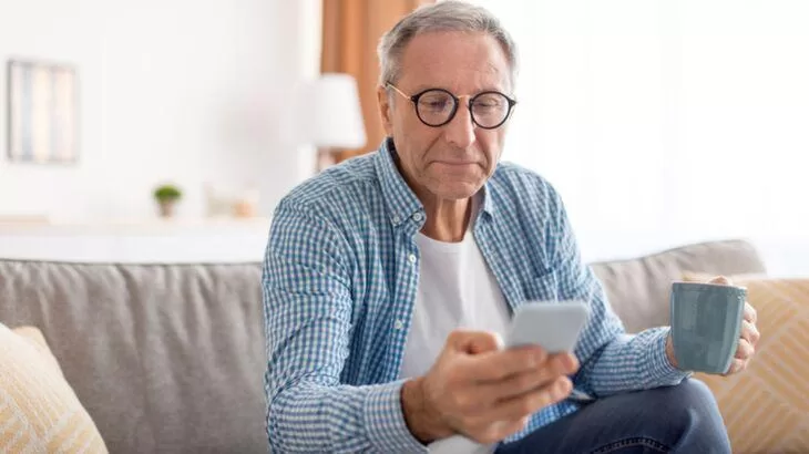 Descubra se é possível se aposentar aos 50 anos com 35 anos de contribuição. Veja as regras de transição, direito adquirido e saiba se vale a pena solicitar sua aposentadoria agora.