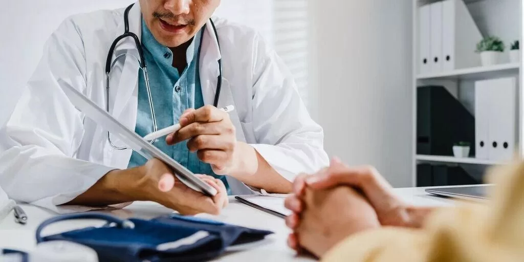 Segurado em consulta médica para comprovar incapacidade em processo de aposentadoria por invalidez.