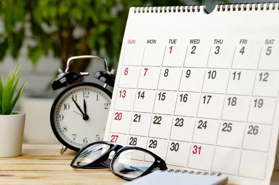 Trabalhador analisando calendário para entender até quando mantém a qualidade de segurado no período de graça do INSS.